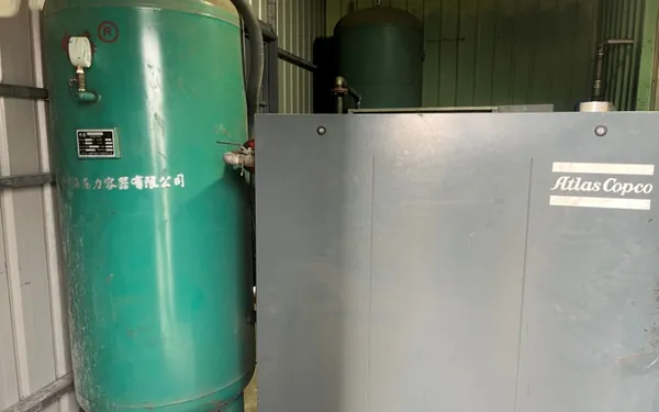 Air compressor used for the diesel generator fuel tank airtightness check at H&C factory