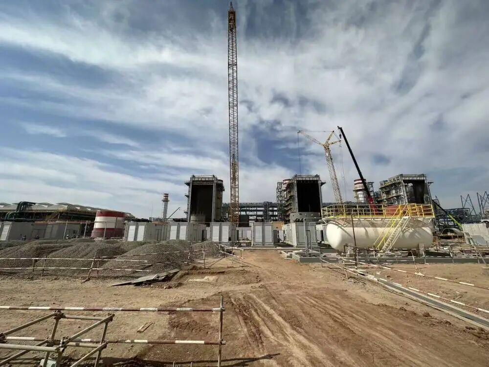 Saudi Taiba project site with containerized MTU generator sets and construction cranes