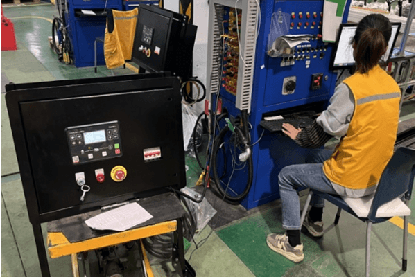 Teste de funcionamento do painel para garantir a segurança e prevenir riscos em um gerador a diesel.