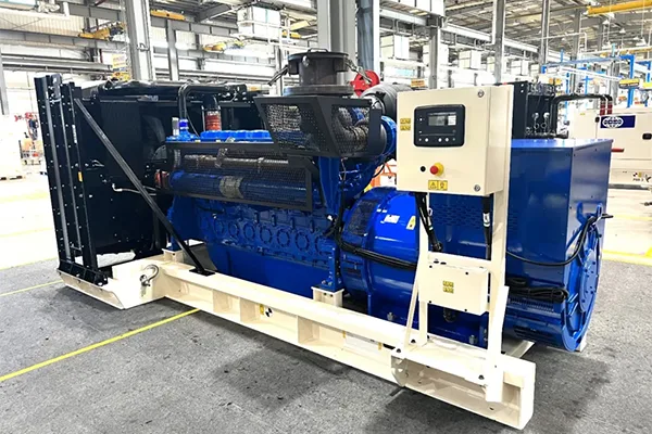 Groupe électrogène diesel en usine, moteur bleu avec panneau de commande