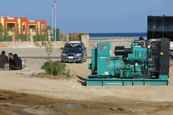 Grupo electrógeno diésel industrial que funciona en exteriores.