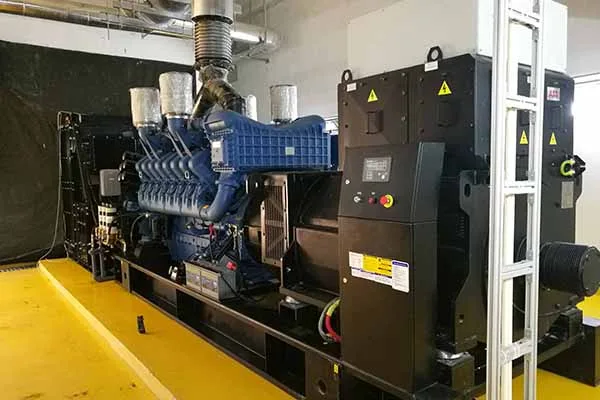 Generador diésel industrial de gran tamaño instalado en una sala de energía