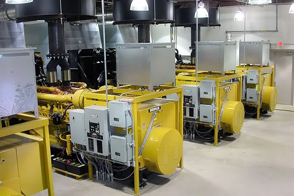 Múltiples grupos electrógenos diésel instalados en una central eléctrica
