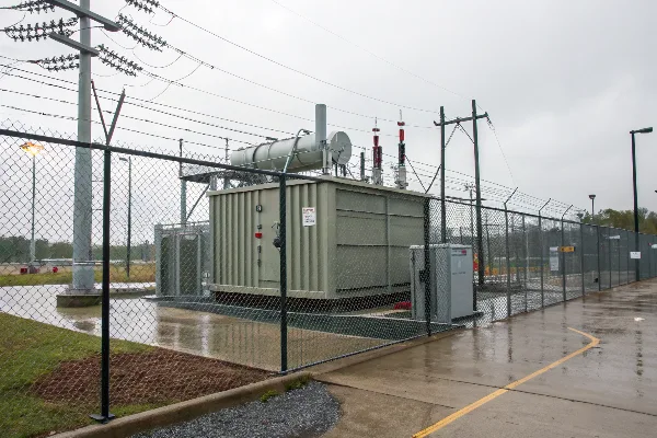 Estación transformadora eléctrica al aire libre en tiempo lluvioso
